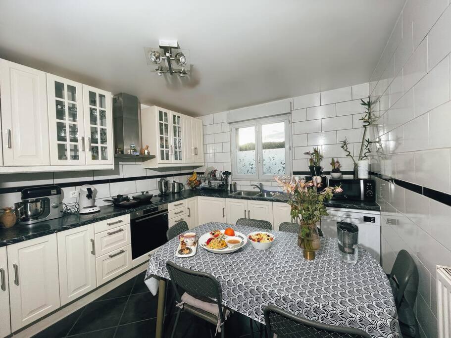 Appartement La Perle Rose Only Women Femmes Uniquement à Vénissieux Extérieur photo